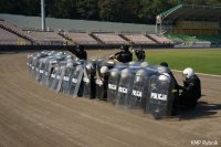 Policyjne ćwiczenia na stadionie