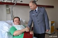 Komendant Miejski Policji w Rybniku insp. Teofil Marcinkowski gratuluje wyróżnionemu policjantowi