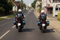 Policjanci z WRD na motocyklach patrolują ulice miasta Rybnika.