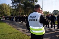 Zbiórka policjantów i strażaków w dzielnicy Rybnika-Ochojcu.
