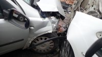 Uszkodzone samochody w wyniku wypadku drogowego.