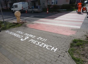 Na zdjęciu widać przejście dla pieszych, a przed nim naniesione napisy w ramach kampanii profilaktycznej.