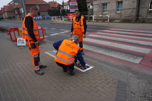 Na zdjęciu pracownicy rybnickich służb komunalnych, którzy malują napisy tuz przed przejściem dla pieszych.