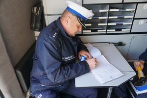 Na zdjęciu Naczelnik Ruchu Drogowego podczas kontroli mundurowych.