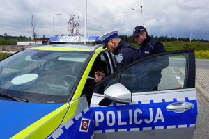 Na zdjęciu policjanci ruchu drogowego podczas akcji trzeźwość.