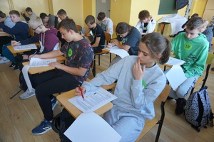 Na zdjęciu uczniowie podczas pisania testu wiedzy.